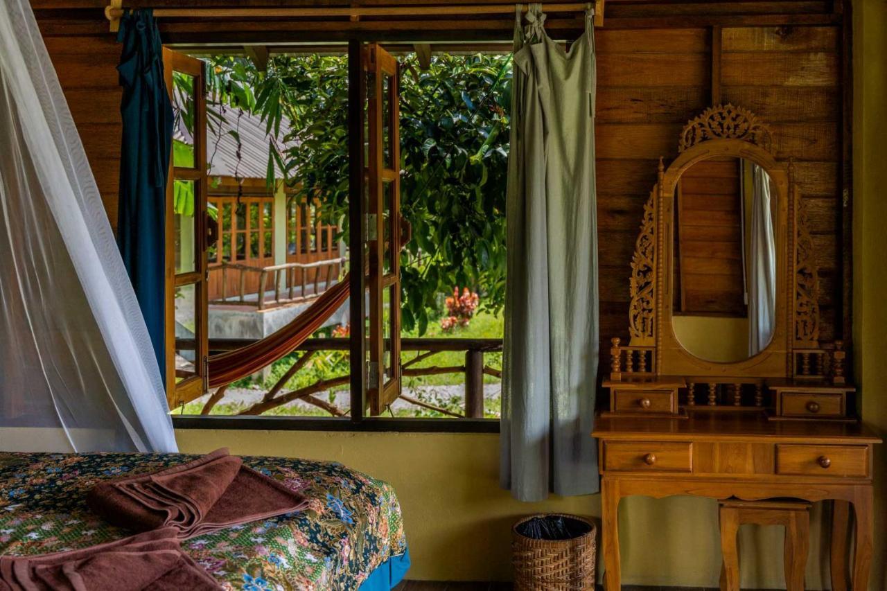 Monkey Mansion - Jungalows & Tours Khao Sok National Park Exterior photo